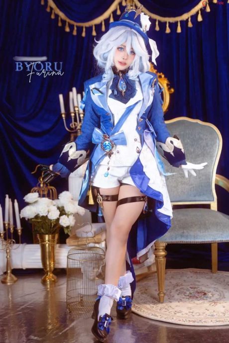 Byoru原神芙宁娜COS写真：水纹华服与冷调光影还原枫丹女神气质