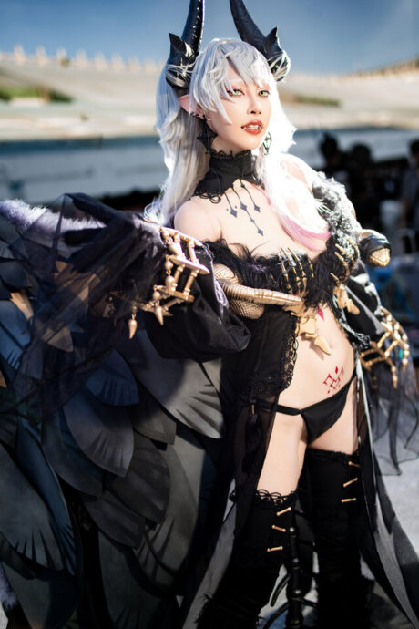 Miu餓小璇出镜FGO莉莉丝COS，皮革战装与黑色羽翼亮相FF45