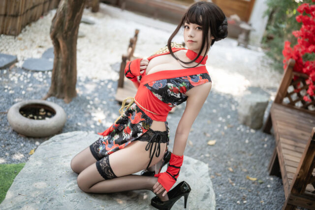 蜜汁猫裘忍者cos：日式庭院光影下的黑红忍者服写真赏析