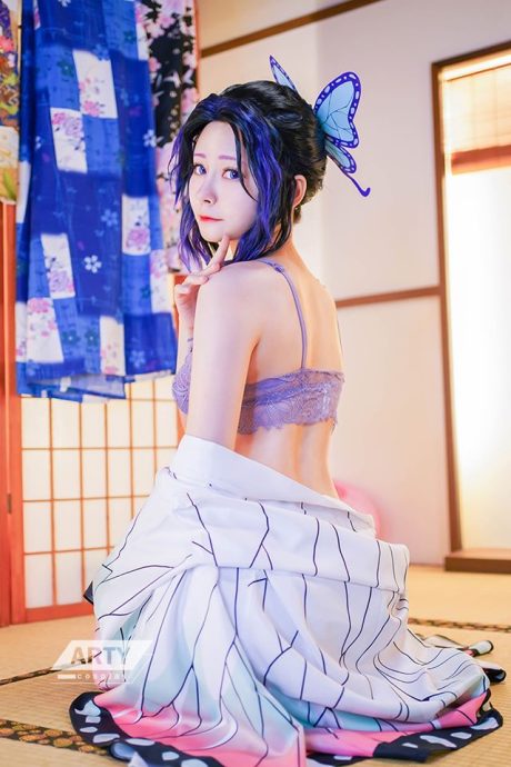arty亚缇鬼灭之刃蝴蝶忍写真：蝶翅羽织与紫瞳笑意下的虫柱还原