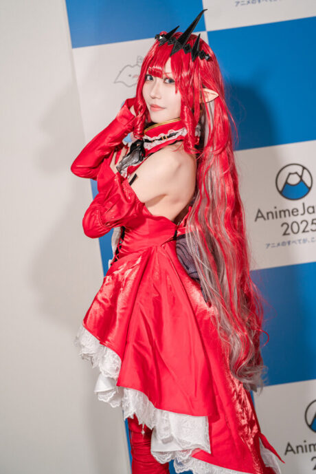 蟹nyan亮相AnimeJapan漫展，红裙COS高冷还原FGO妖精骑士芭万·希