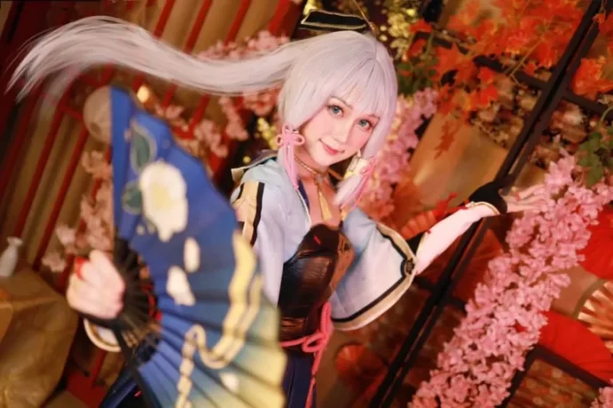 ShoShang出镜《原神》神里绫华COS：尽显名门大小姐的典雅气质与剑术身姿