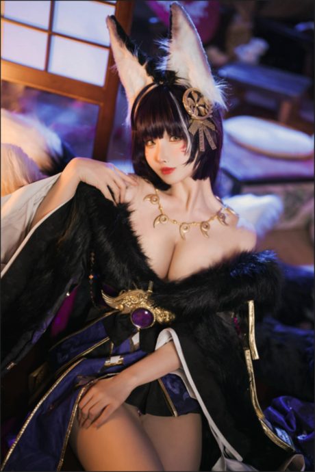 rioko凉凉子出镜《碧蓝航线》武藏COS，和风纸灯下还原黑金狐耳战姬