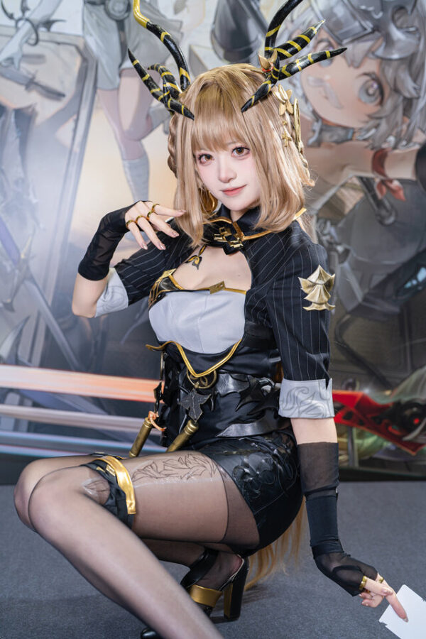 千阳cosplay演绎デナアビ紫龙,利落造型与冷峻神态还原角色质感