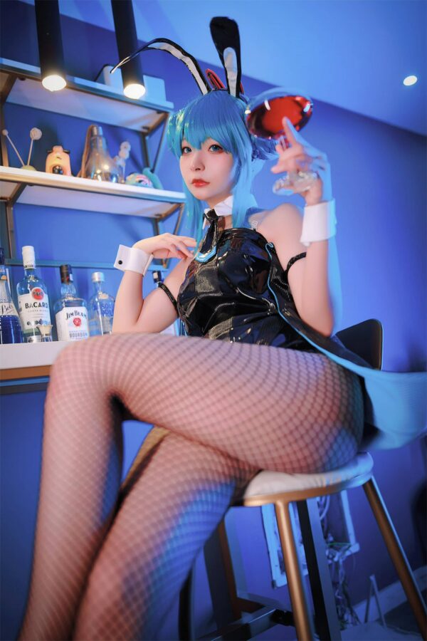 yuuhui玉汇作品：初音未来黑兔女郎COS写真，吧台光影下的灵动瞬间