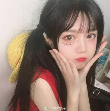 怀里有只羊海贼王女版路飞COS,经典草帽搭配红马甲尽显元气少女感