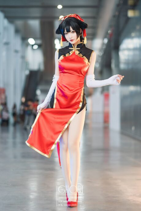 小南宫演绎《碧蓝航线》高雄COS：红金旗袍还原重巡舰娘的端庄与英气