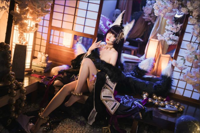 rioko凉凉子出镜《碧蓝航线》武藏COS，和风纸灯下还原黑金狐耳战姬