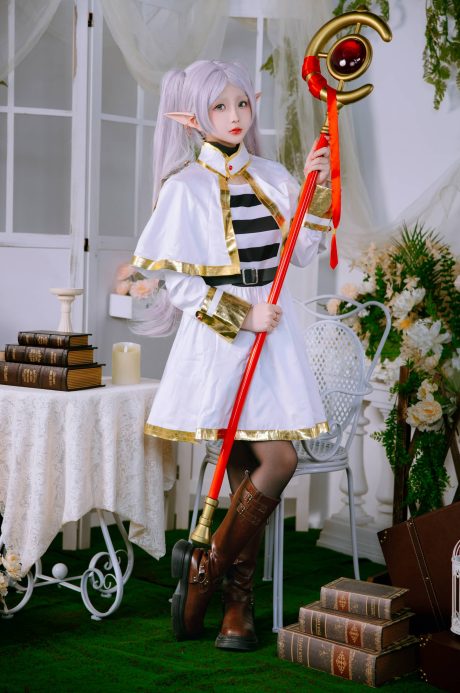 日奈娇COS《葬送的芙莉莲》芙莉莲，银发法杖还原精灵魔法使的静谧日常