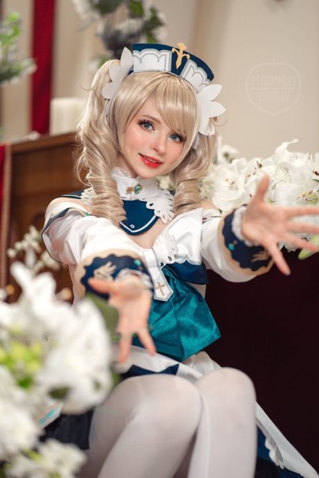 PeachMilky《原神》芭芭拉COS图集：经典牧师服出镜，还原蒙德偶像灵动气质
