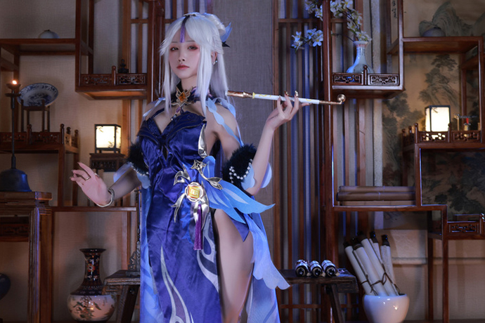 水淼aqua的cosplay写真作品：原神凝光书斋托烟，尽显璃月天权从容风雅