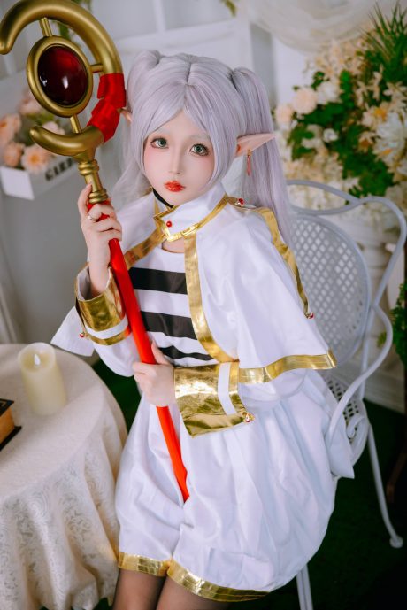 日奈娇COS《葬送的芙莉莲》芙莉莲,银发法杖还原精灵魔法使的静谧日常
