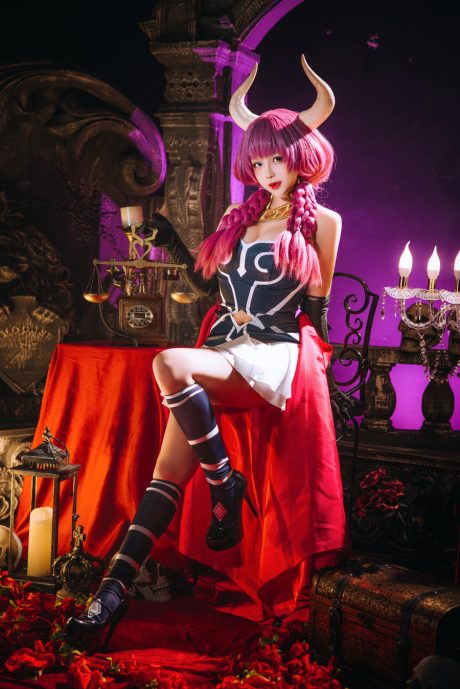 日奈娇COS《葬送的芙莉莲》阿乌拉：恶魔长角与服从天平下的冷艳魔族