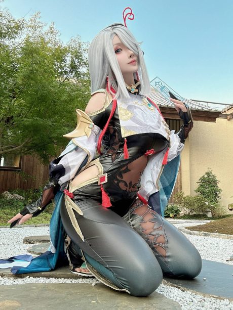 rioko凉凉子《原神》申鹤COS：银发长枪与青白长袍下的清冷仙气