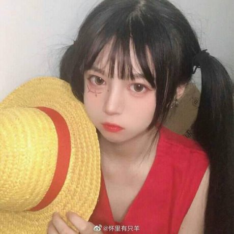 怀里有只羊海贼王女版路飞COS,经典草帽搭配红马甲尽显元气少女感