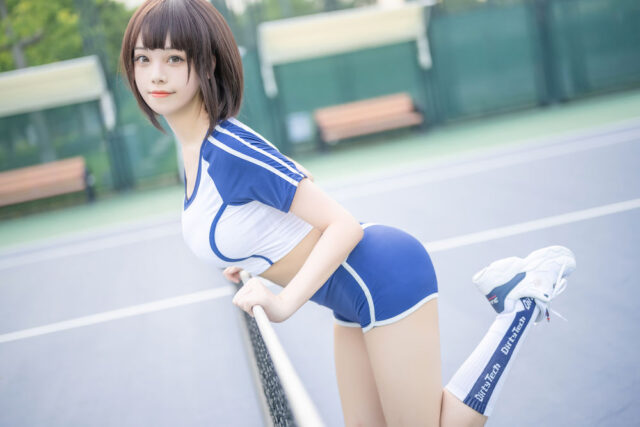 蜜汁猫裘cos写真：户外网球场体操服造型，定格阳光明媚的运动系少女