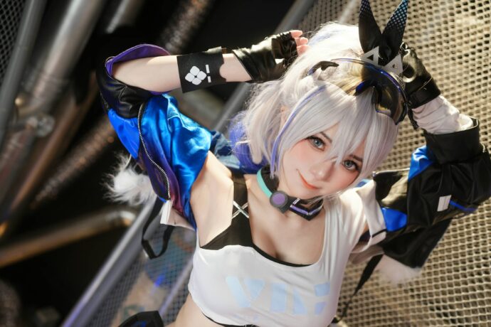 SallyDorasnow出镜《崩坏：星穹铁道》银狼COS，银发机能风还原星核猎手