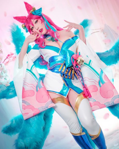 RinnieRiot还原英雄联盟灵魂莲华阿狸COS，精致服饰与妆容尽显灵动仙气