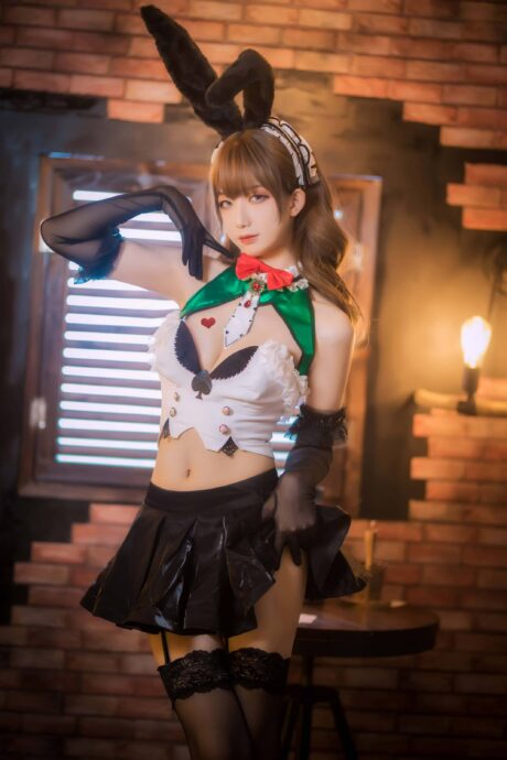 封疆疆v出镜《碧蓝航线》莫妮卡兔女郎COS，利落黑白造型尽显洒脱气场