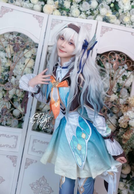 Machi馬吉COS《崩坏:星穹铁道》流萤:银发造型还原少女温柔与锋芒