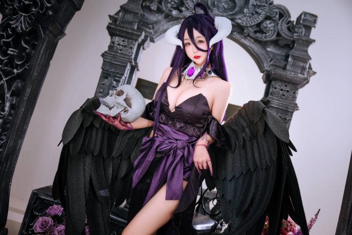 日奈娇COS《Overlord》礼服版雅儿贝德，深紫长裙配黑色羽翼尽显冷艳