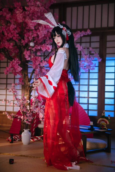 日奈娇《碧蓝航线》大山兔女郎COS:红白装扮尽显温婉与娇俏