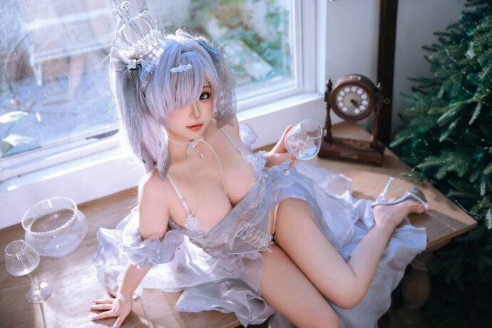 日奈娇COS《胜利女神：妮姬》灰姑娘，银发纯白礼服展现优雅清冷气质