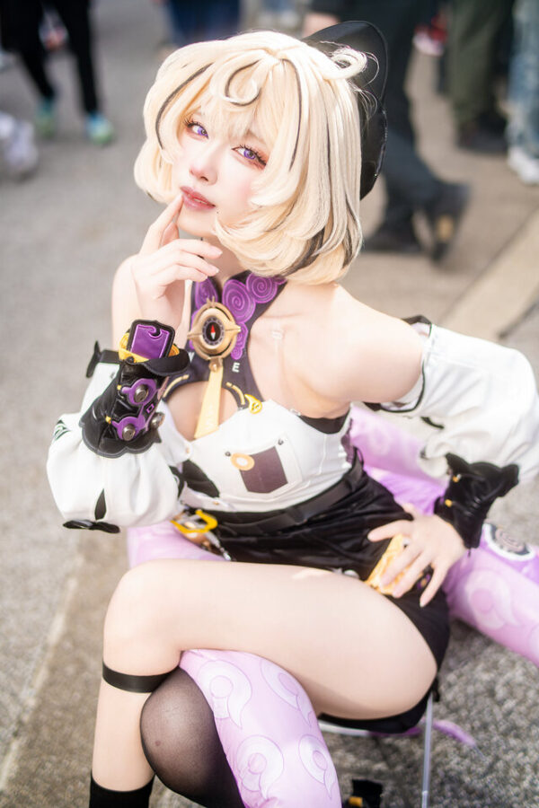 火火ka_f漫展演绎《绝区零》伊德海莉COS，标志触手与机械细节生动还原