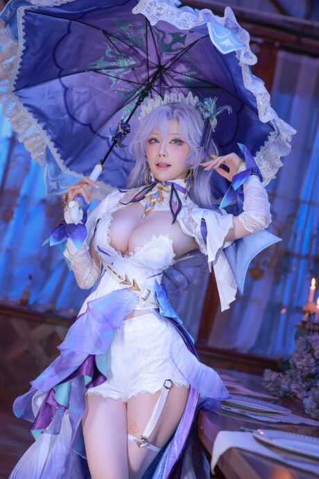 水淼aqua鸣潮角色坎特蕾拉COS:精致华服出镜,还原翡萨烈家主冷艳气质