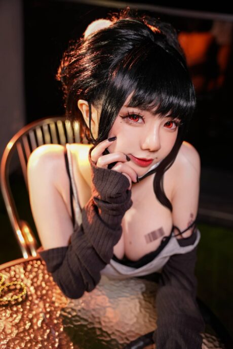 SallyDorasnow还原《胜利女神:妮姬》桃乐丝COS,修身灰裙诠释优雅冷艳