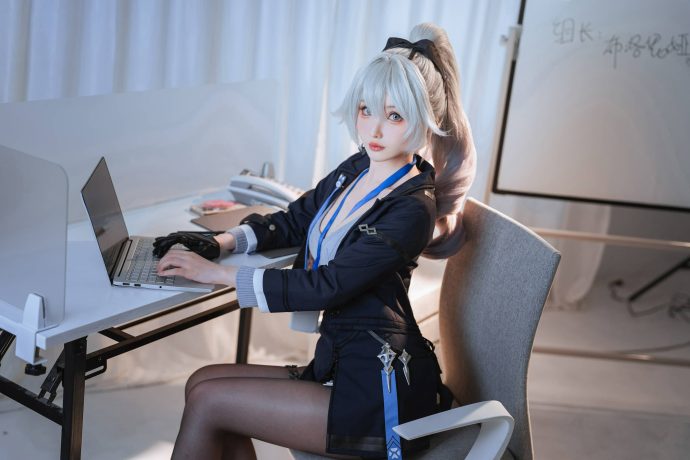rioko凉凉子制服COS星穹铁道布洛妮娅，换上现代西装变身职场女总裁