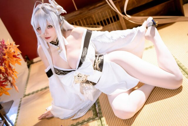 星之迟迟碧蓝航线cosplay白凤：秋日枫叶与白色和服的温婉韵味