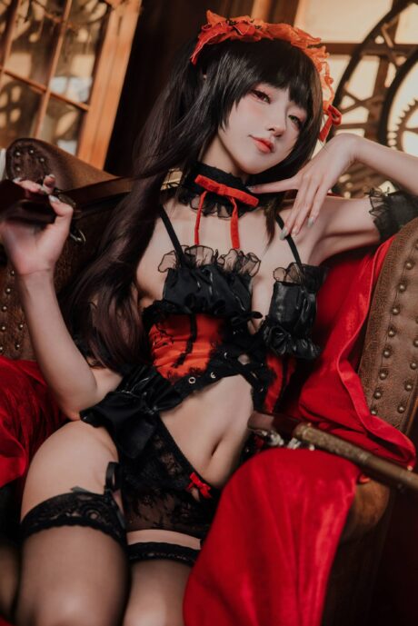 阿包也是兔娘cos时崎狂三：红黑哥特洋装搭配复古持枪，还原约战经典