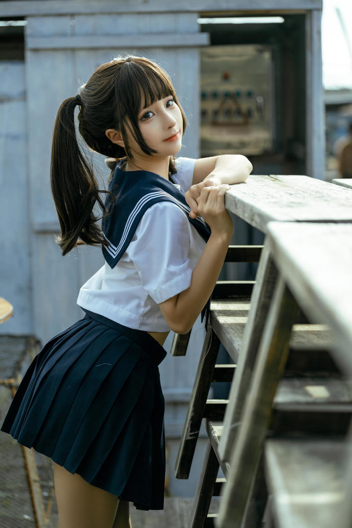 蠢沫沫海风作品欣赏:水手服漫步海边码头的清爽外景写真