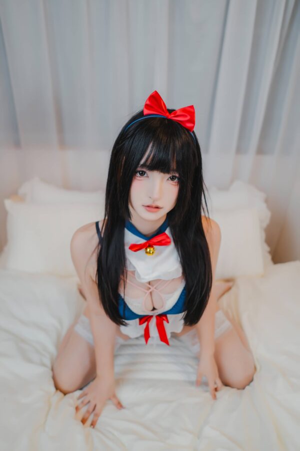 神楽坂真冬猫娘写真:深蓝配色与白丝线条构图的室内柔光图集