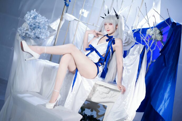 封疆疆v《碧蓝航线》可畏礼服COS，银发蓝裙诠释皇家舰娘的从容优雅