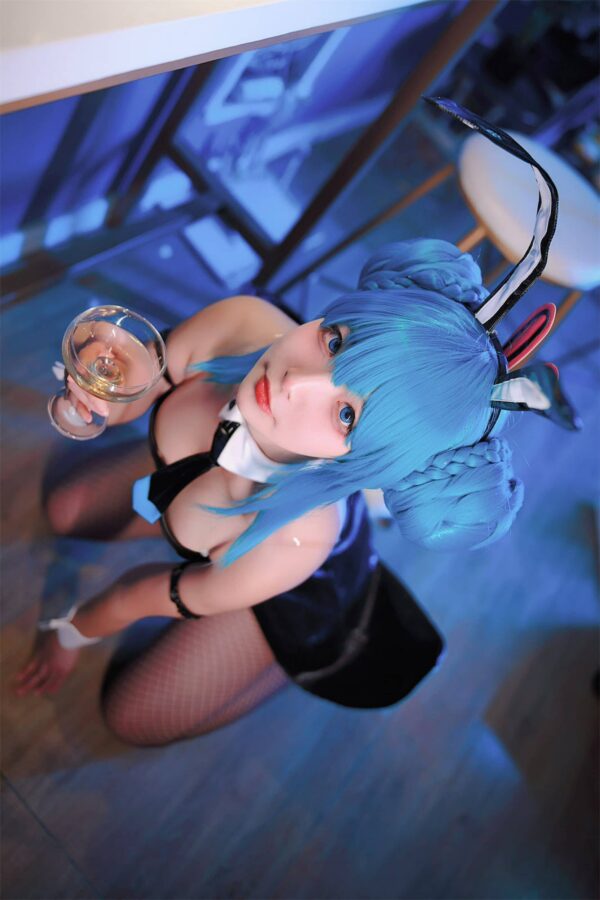 yuuhui玉汇作品：初音未来黑兔女郎COS写真，吧台光影下的灵动瞬间