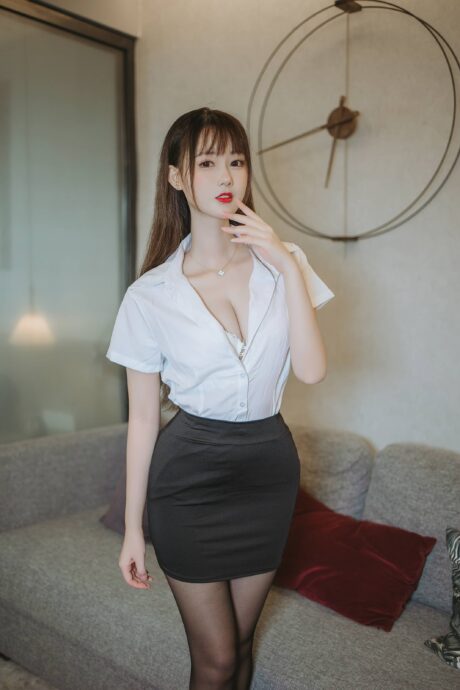 羽生三未丝袜写真:原创OL女郎白衬衫搭配包臀裙,演绎干练职场风范