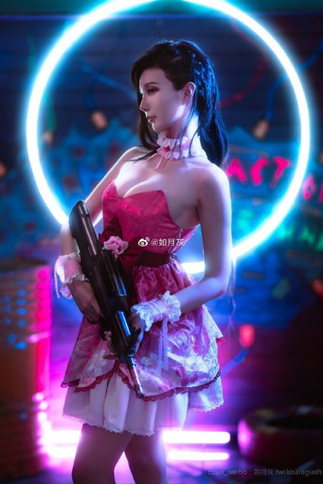 绝地求生萨拉粉裙持枪亮相，如月灰cos作品演绎战地反差魅力