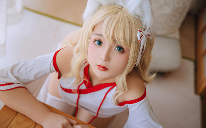 日奈娇小狐狸巫女COS图集：红白巫女服搭配萌系狐耳，定格甜美灵动气质