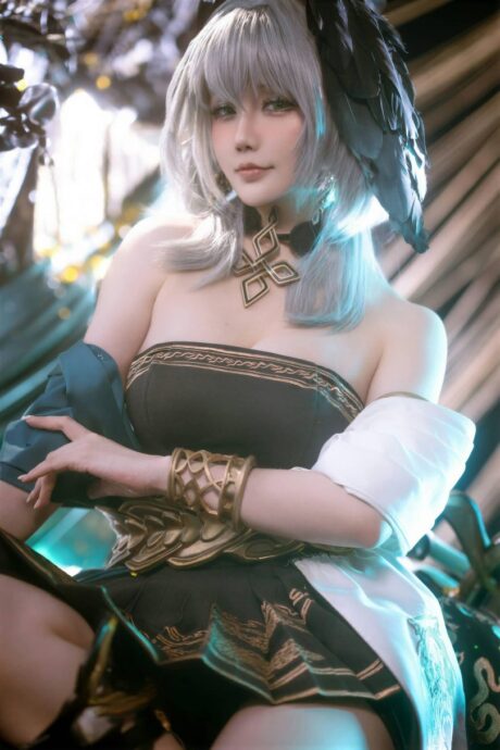 明日方舟星之迟迟Cosplay:利落造型还原霍尔海雅清冷特工气质