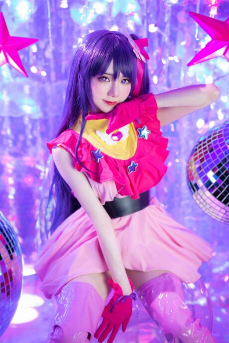 sallydorasnow写真还原《我推的孩子》星野爱,舞台打歌服演绎甜美偶像