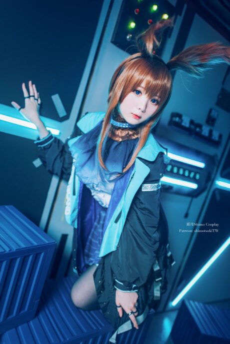 霜月shimo cosplay明日方舟阿米娅：蓝紫光影还原罗德岛领袖气质