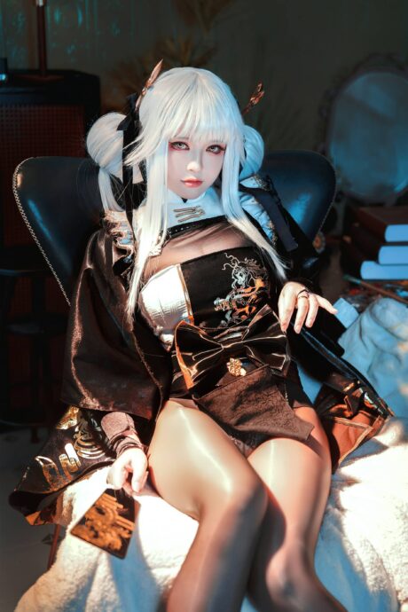BANBANKO半半子COS胜利女神妮姬布兰儿,黑金礼服与银发造型优雅干练