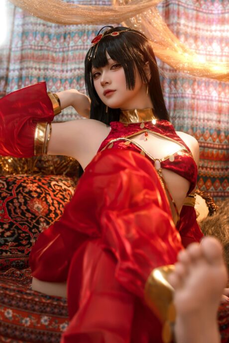 屿鱼Yukako碧蓝航线大凤COS：红金舞娘华服与航母女王气场