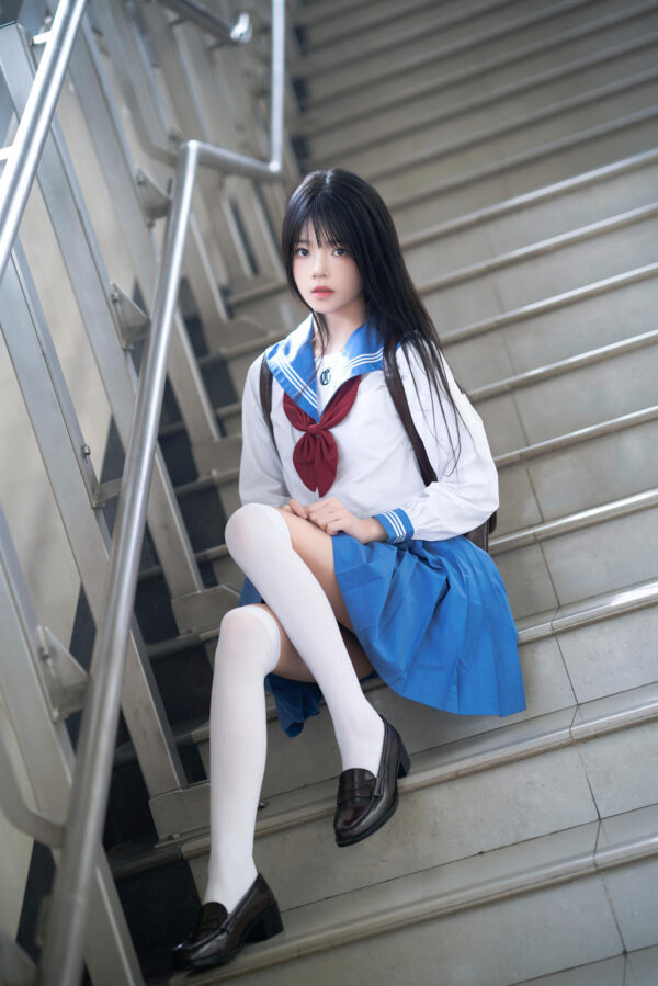 桜桃喵地铁JK制服随拍:在通勤车站台阶定格清透校园风