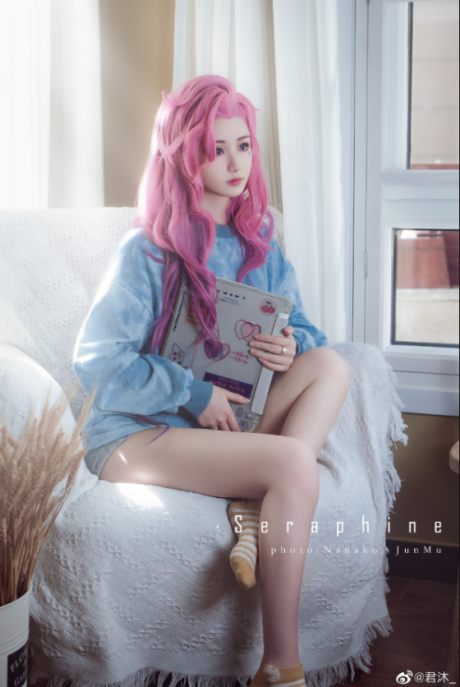 君沐出镜《英雄联盟》萨勒芬妮COS，细腻还原星籁歌姬的梦幻舞台感