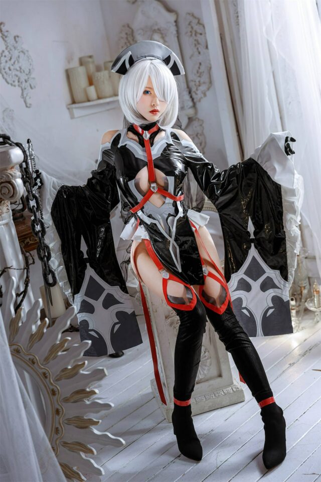 清水由乃cos服装还原尼尔2B花嫁造型,黑白皮革长裙与古典室内写真