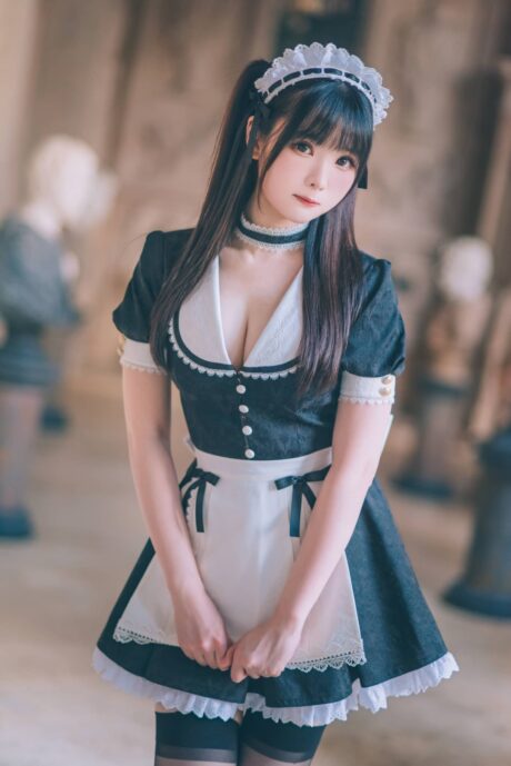 霜月shimo女仆图鉴写真：经典黑白装扮与蕾丝细节的高清还原