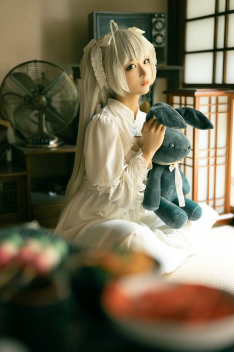 蠢沫沫Cosplay春日野穹：白裙怀抱黑兔，还原《缘之空》经典穹妹
